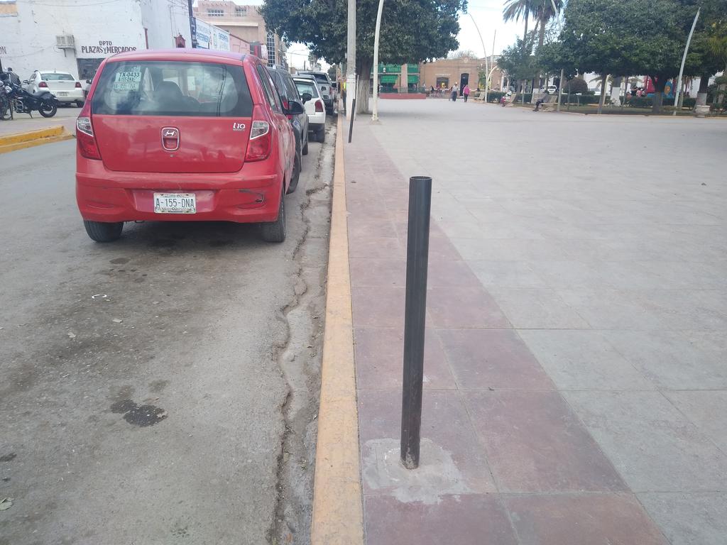 El representante de Canaco en Matamoros Óscar Alberto Ávila Alfaro consideró que cobrar 8 pesos por la hora de estacionamiento, es un precio elevado, por lo que exhortó a las autoridades se baje la tarifa.
(EL SIGLO DE TORREÓN)