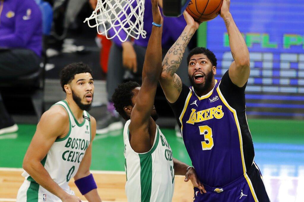 Los Angeles Lakers lograron hoy una victoria ajustadísima ante sus históricos enemigos de los Boston Celtics (95-96) tras un final de infarto en el que Kemba Walker y Daniel Theis fallaron dos tiros seguidos que le habrían dado el triunfo a los locales. (AP)