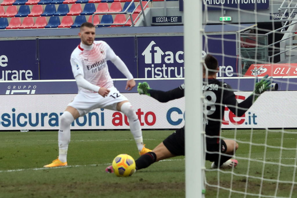 Ante Rebic marca el primer gol del Milan, en la victoria 2-1 sobre Bolonia, con lo que su equipo permanece en la cima de la Serie A. (Agencias) 