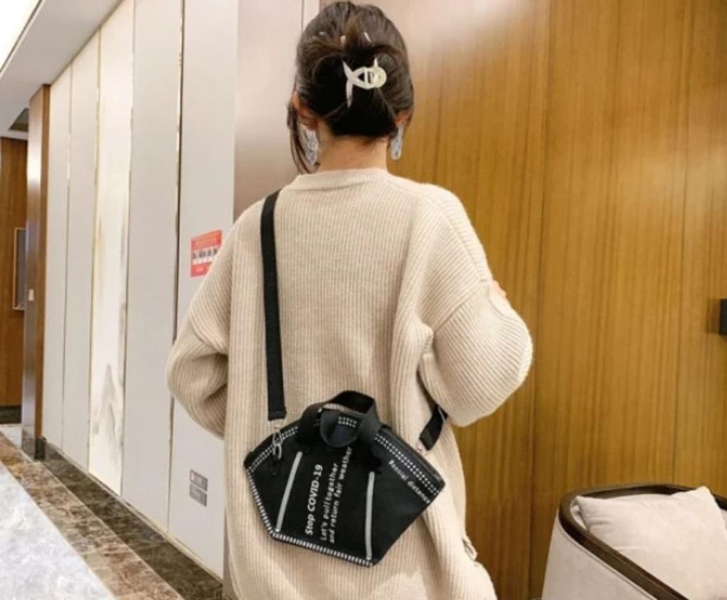 Las bolsas son un accesorio que se ha vuelto imprescindible. Ya sea para el trabajo o la escuela, resultan funcionales para guardar y proteger los objetos personales de quien las emplea.  (El Universal) 