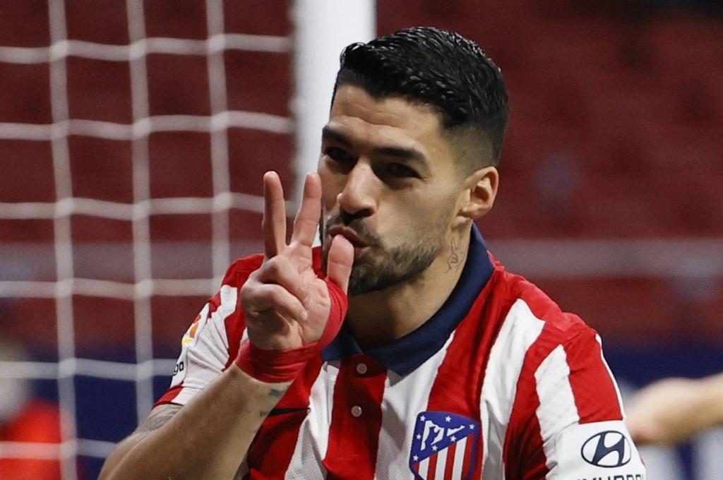 No existe el conformismo para Luis Suárez, el goleador del Atlético de Madrid, el líder del líder de LaLiga Santander, cuyo golazo de falta directa de este domingo en Cádiz es el reflejo de la insistencia en cada detalle del delantero, que se quedó el pasado viernes al término de la sesión para marcar el mismo gol que abrió este domingo la decimosexta victoria en 19 jornadas. (Especial) 