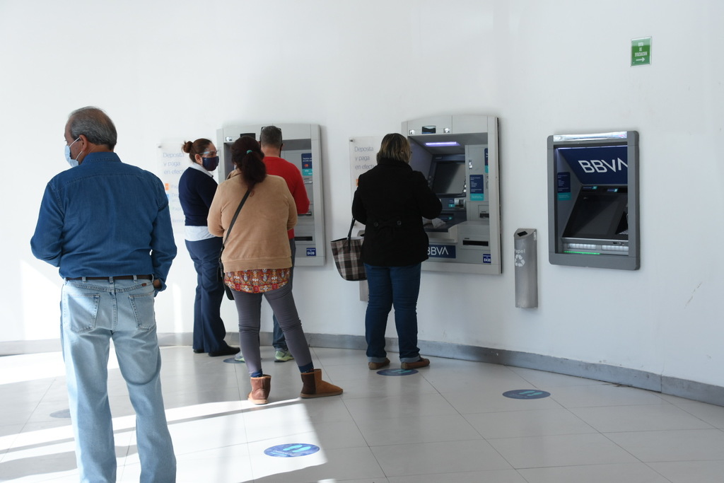 Los cuentahabientes podrán disponer el hoy de dinero en efectivo en los cajeros automáticos. (ARCHIVO)
