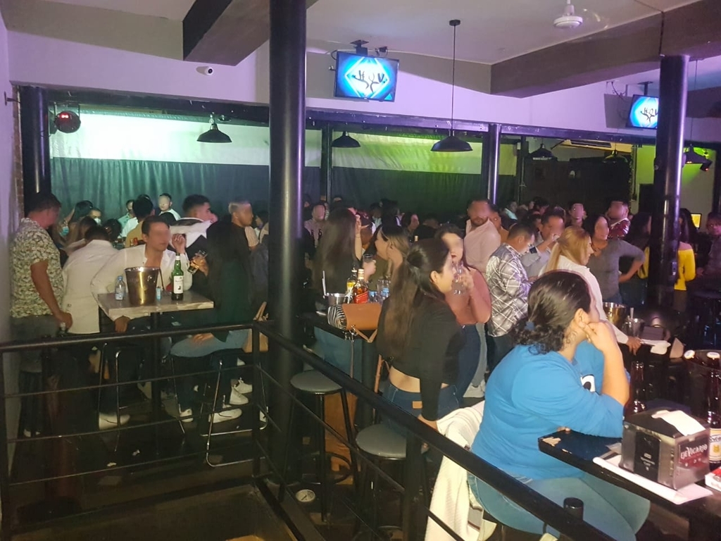 En el operativo Cero Tolerancia fue clausurado un restaurante bar donde los asistentes no usaban cubrebocas y había aglomeración. (CORTESÍA)