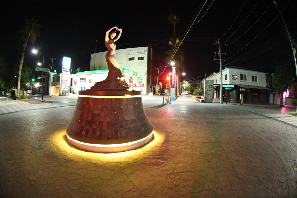 De los 8 monumentos dedicados a mujeres en Torreón, solo la escultura de Pilar Rioja está en una de las vialidades emblemáticas. (ARCHIVO)