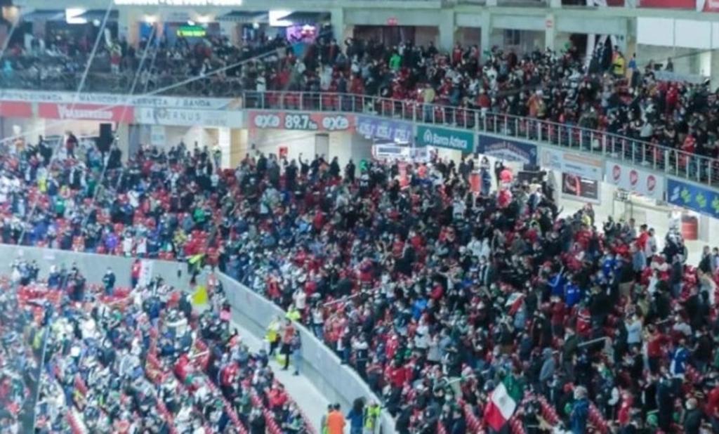 Pese a que el aforo máximo era del 45%, las imágenes revelan una enorme aglomeración en el estadio Teodoro Mariscal (ESPECIAL)  