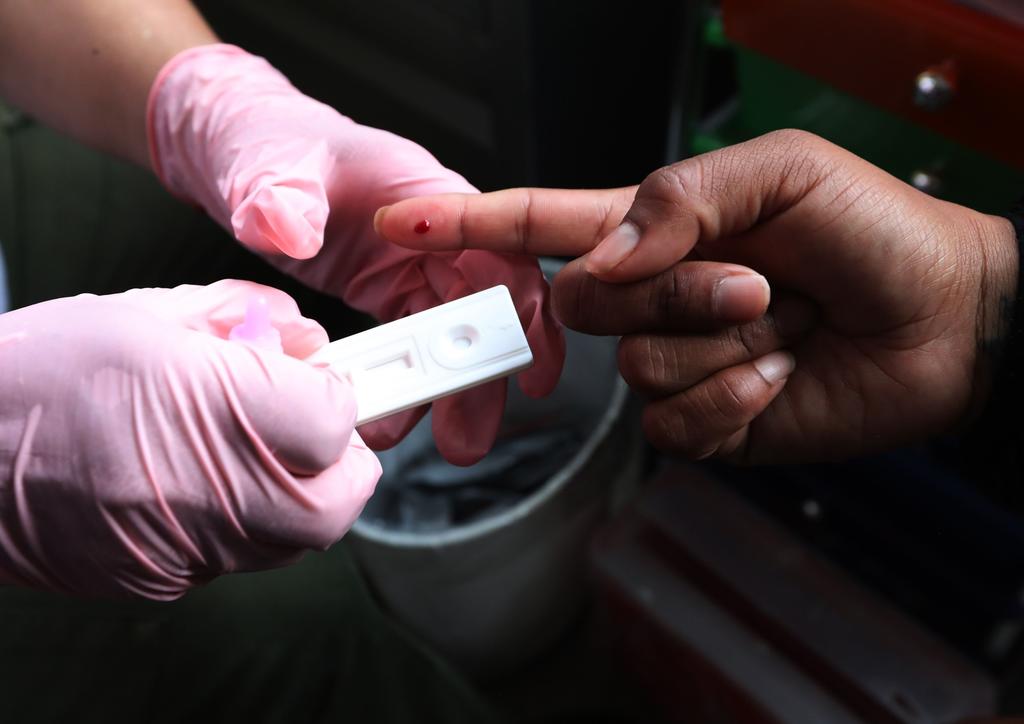 La asociación San Aelredo informó que debido a la contingencia sanitaria, los casos VIH que se mantienen espera para estudios de recargas virales, ha incrementado de forma considerable al pasar de cuatro en 2020 a 16 casos a inicios del 2021 en Saltillo. (ARCHIVO)