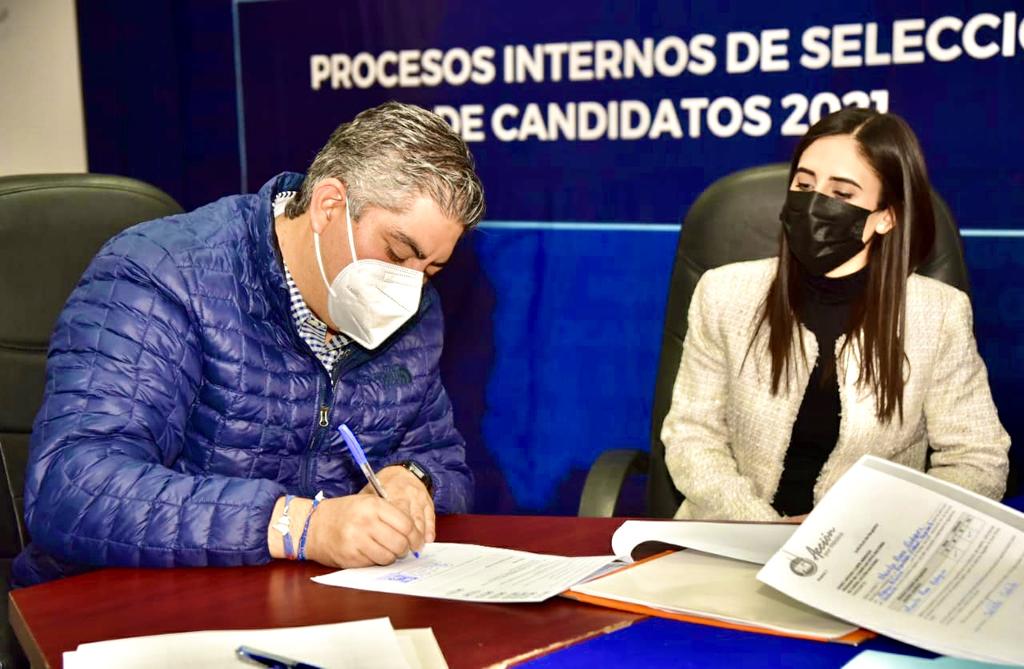 El alcalde Jesús Alfredo Paredes López confirmó este lunes sus intenciones de participar como candidato a diputado federal por el Distrito 03 con cabecera en Monclova. (SERGIO A. RODRÍGUEZ)