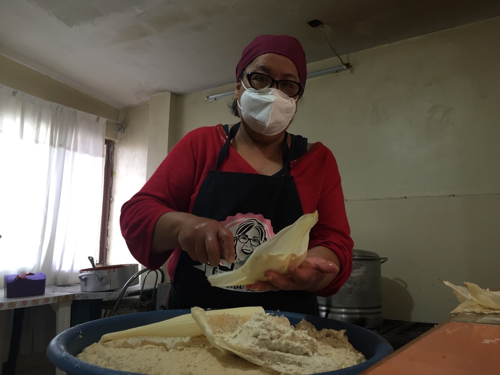 Doña Lilia contó que aunque subió el precio de su materia prima debido a la pandemia, ella mantuvo el mismo precio de sus tamales.