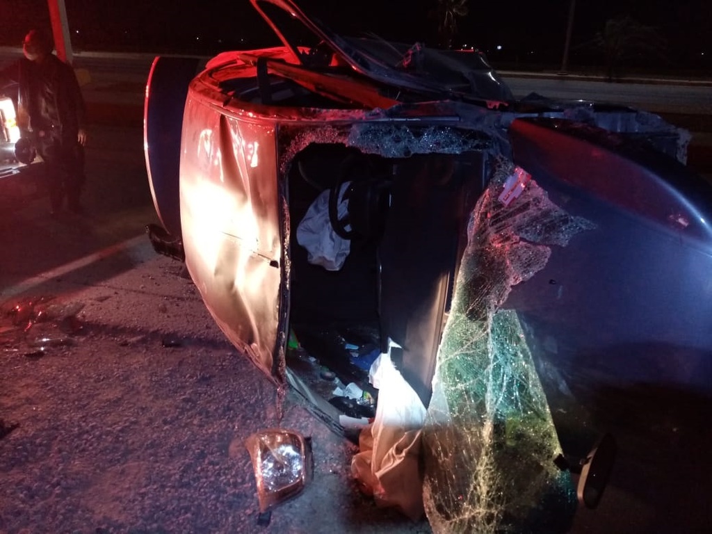 El automóvil quedó totalmente destrozado; incluso fue necesaria la presencia de Bomberos y Cruz Roja para rescatar al conductor que quedó atrapado. (EL SIGLO DE TORREÓN)
