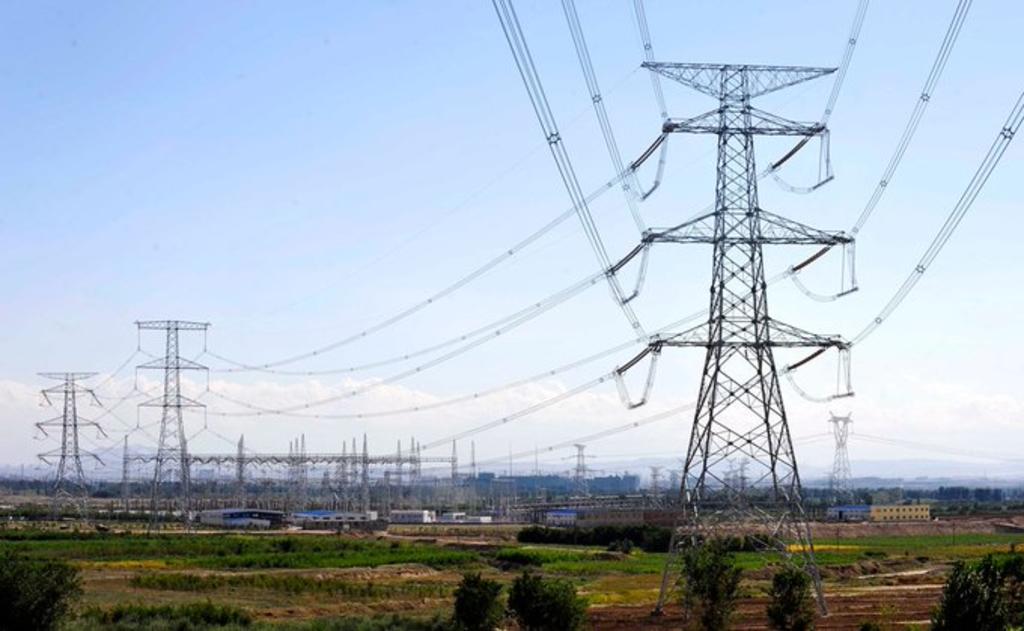 El primer paso fue presentar una iniciativa preferente para modificar la Ley de la Industria Eléctrica e implementar una nueva política energética con la que se fortalezca a la Comisión Federal de Electricidad. (ARCHIVO)