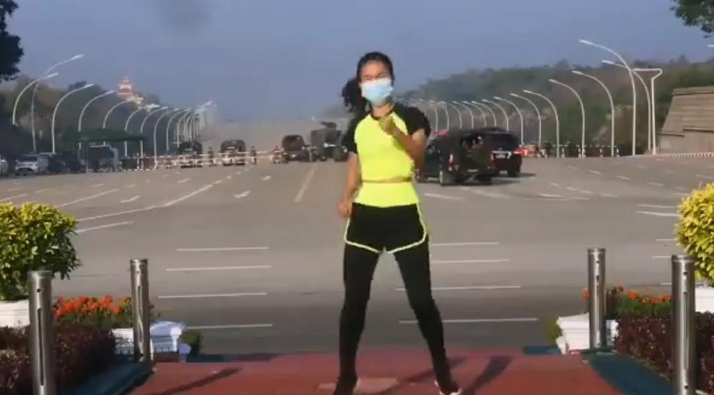 El video de la mujer realizando aerobics mientras sucede el golpe de Estado en Myanmar, se ha viralizado con millones de reproducciones (ESPECIAL) 