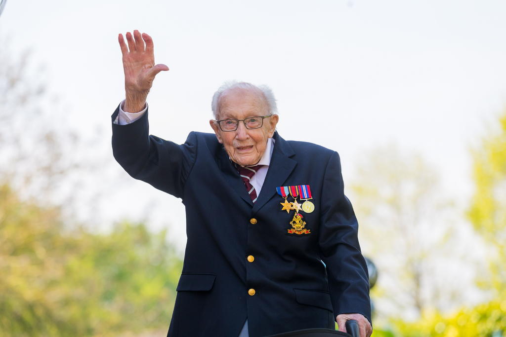 El Capitán Tom Moore, el veterano británico de la Segunda Guerra Mundial que recaudó millones de libras para los trabajadores de los servicios de salud en la primera línea de la lucha contra el COVID-19, murió a los 100 años, dijo el martes su familia.
(ARCHIVO)