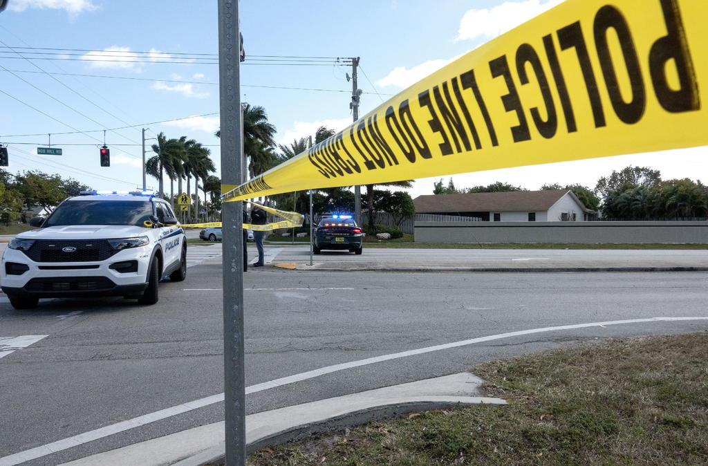 Dos agentes del FBI murieron y tres resultaron heridos el martes en Florida mientras cumplían con una orden judicial contra un hombre acusado de explotación infantil, quien también pereció, informaron las autoridades. (EFE) 
