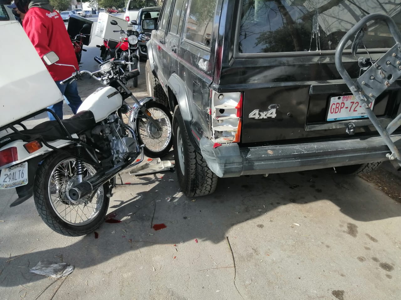 Auto huye en Torreón tras impactar a motociclista en la colonia Estrella