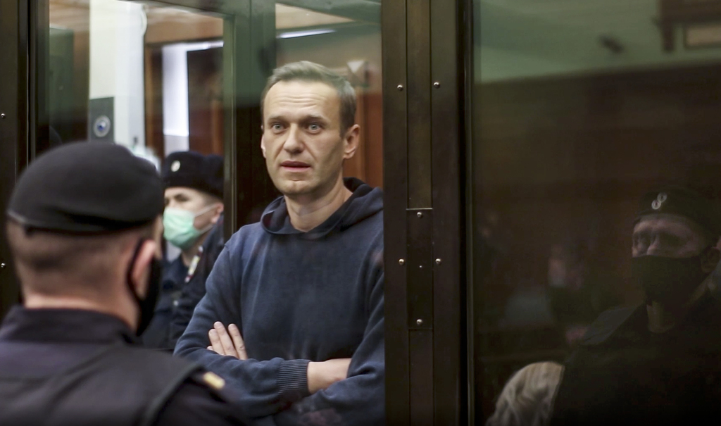 El equipo del líder opositor y activista anticorrupción de 44 años llamó inmediatamente a los seguidores de Navalni a protestar. (AP)