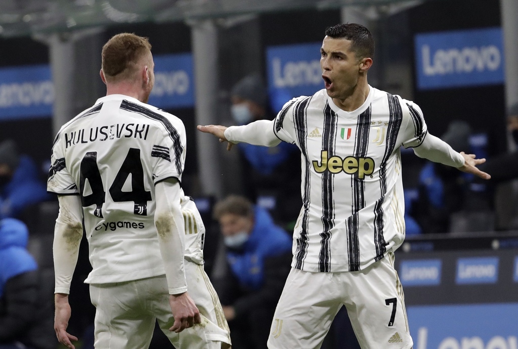 Celebra Cristiano Ronaldo (d) tras marcar el segundo tanto de la Juventus, en la victoria 2-1 sobre Inter en la ida de las 'semis' de Copa. (AP)