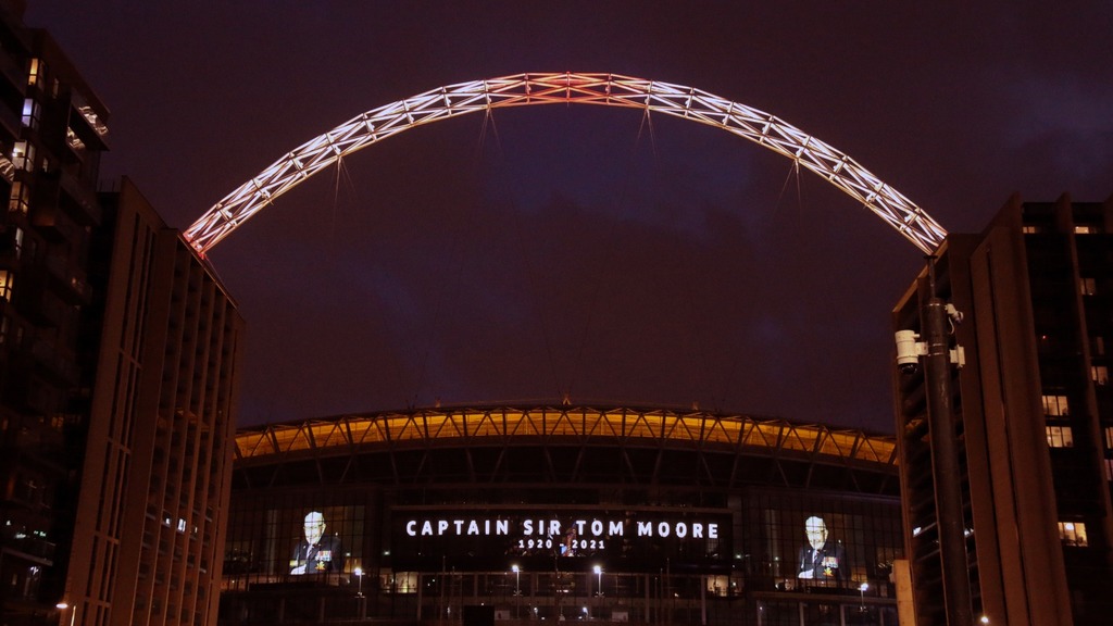 El estadio Wembley rindió homenaje a Tom Moore, quien logró recaudar más de 30 millones de libras para el sector sanitario británico, y falleció ayer a los 100 años debido al COVID-19. (EFE)