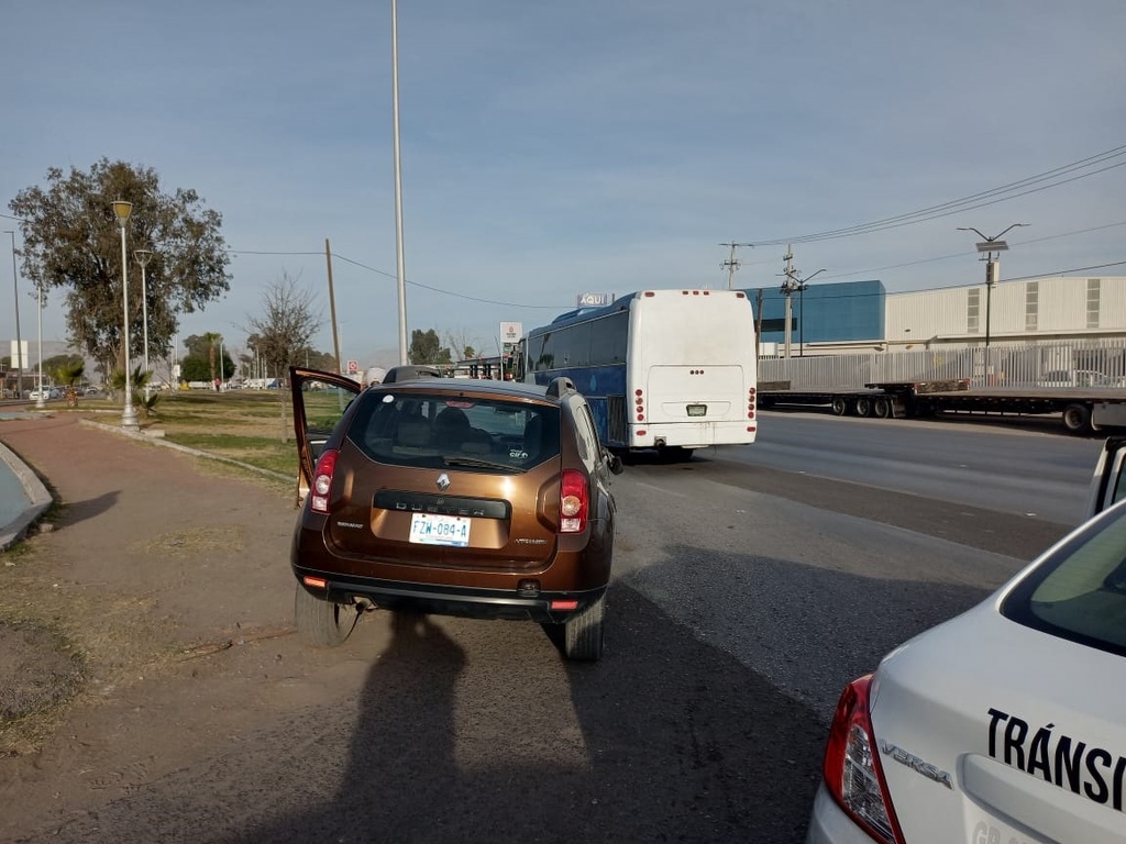 El operador de un camión de transporte chocó por alcance con un automóvil en el periférico. (EL SIGLO DE TORREÓN)