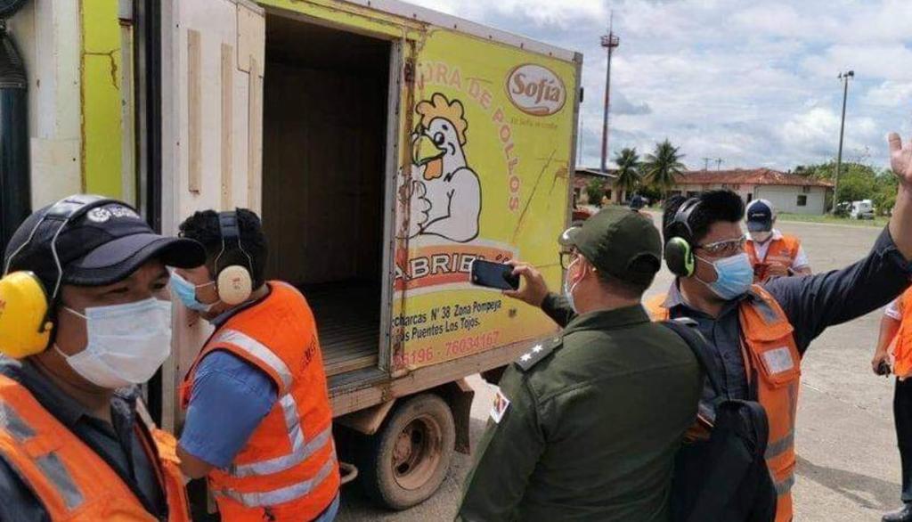 La llegada de la vacuna Sputnik V en el camión transportador de pollos generó burlas en redes sociales (CAPTURA) 