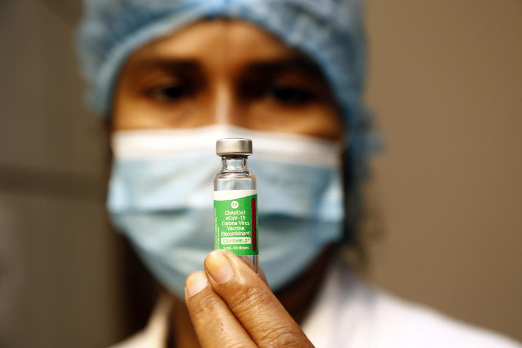 La farmacéutica anglosueca AstraZeneca aseguró este miércoles que su vacuna contra el coronavirus ofrece el '100 % de protección' contra casos graves, hospitalizaciones y muertes. (ARCHIVO) 