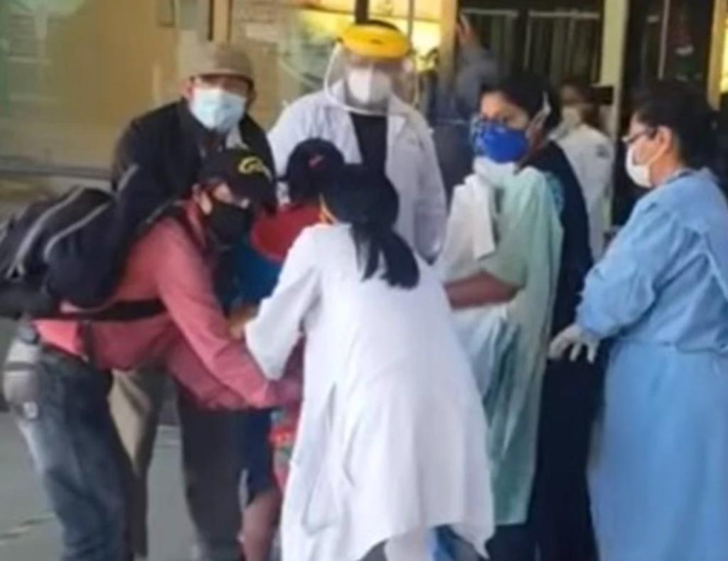 Este miércoles, una mujer dio a luz afuera del Hospital de Urgencias de San Pablo Huixtepec, justo en la puerta de entrada. (Especial) 