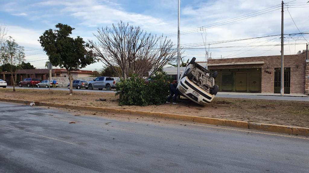 La tarde de este miércoles se registró la volcadura de un vehículo compacto frente a la colonia San Isidro de la ciudad de Torreón, el conductor resultó con algunos golpes leves. (EL SIGLO DE TORREÓN)