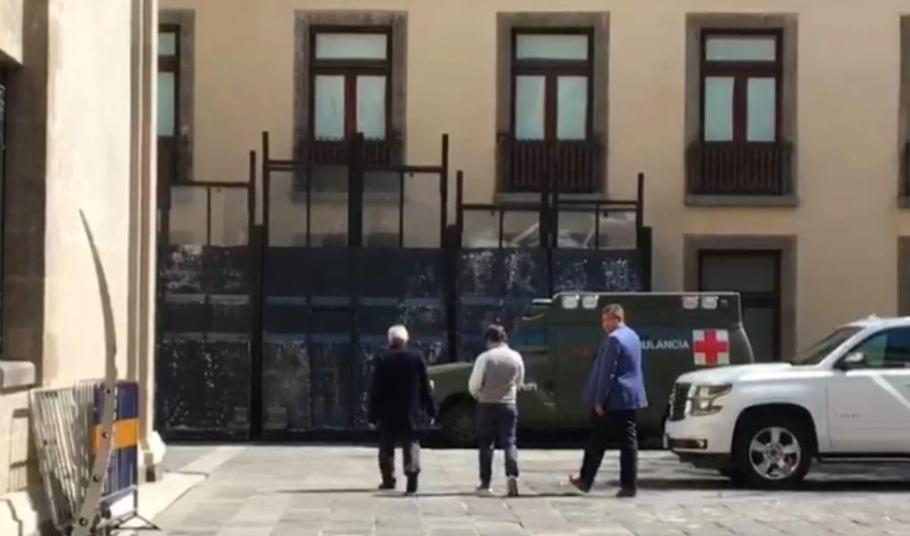 Al fondo del video, se puede ver una ambulancia militar a la cual se dirige López Obrador. (ESPECIAL)