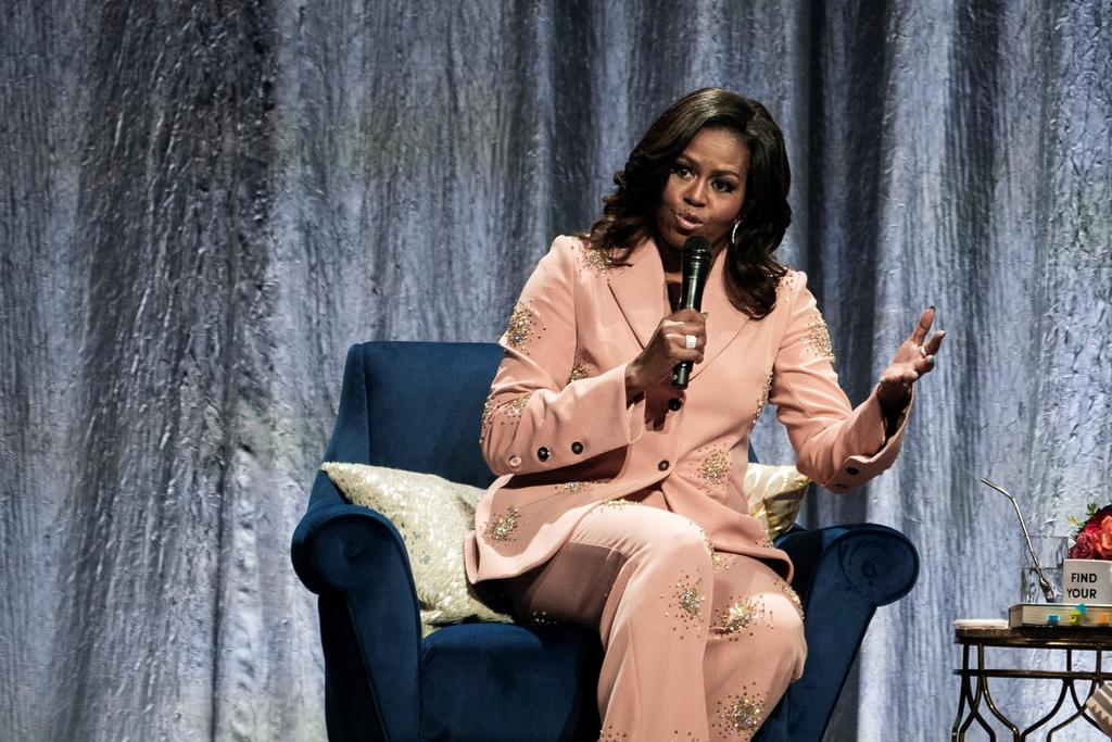 La ex primera dama estadounidense Michelle Obama publicará una nueva edición de su libro de memorias 'Becoming', titulado 'Mi historia' en español, dirigida a 'jóvenes lectores', según la editorial Penguin Random House. (ARCHIVO) 

