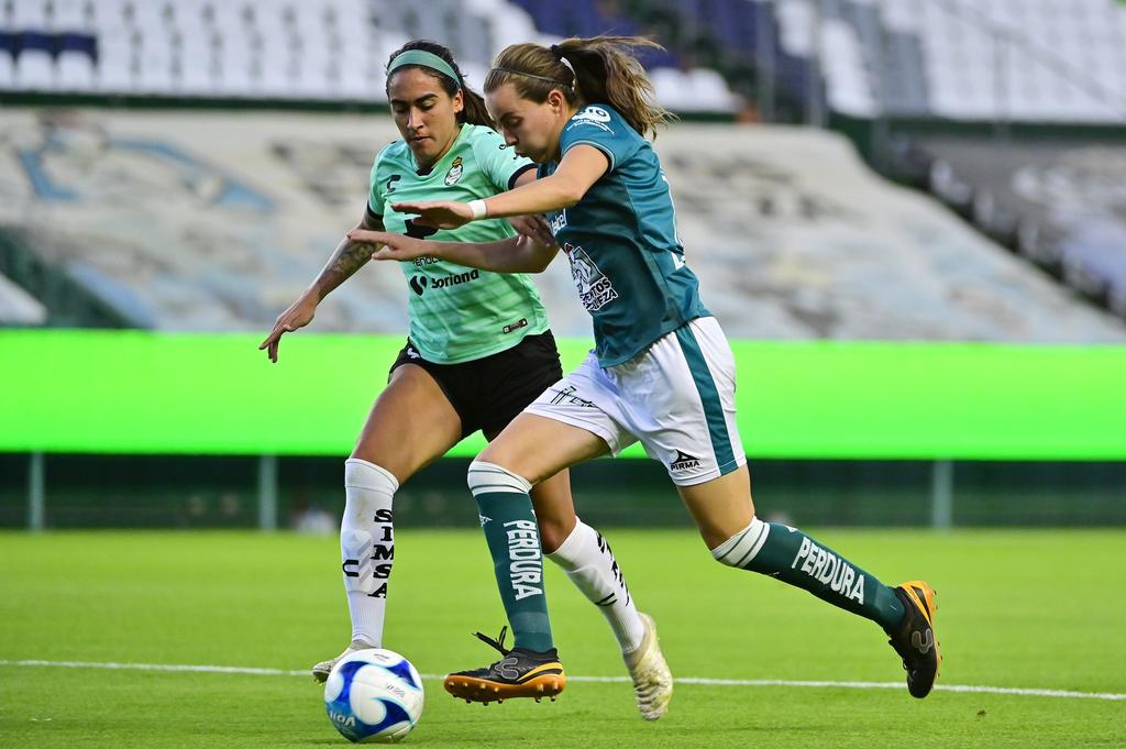 El Santos Laguna Femenil hilvanó su tercera derrota consecutiva del Guardianes 2021, al caer 2-1 en León ante las Esmeraldas. (ESPECIAL / LEÓN)
