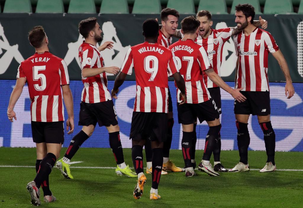Raúl García anotó el gol del empate en el último instante para obligar al tiempo extra y el portero Unai Simón atajó dos penales para que el Athletic Bilbao derrotara el jueves 4-1 al Real Betis en la tanda definitoria, con lo cual alcanzó las semifinales de la Copa del Rey. (ESPECIAL)