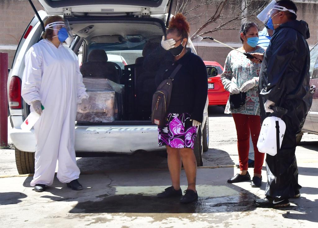 Cuerpos de personas que han perdido la vida a causa del COVID-19 han sido abandonados en hospitales o en el Ministerio Público porque los familiares no tienen dinero para pagar los servicios funerarios o los trámites burocráticos, dijo el segundo síndico morenista del ayuntamiento de Ecatepec, Daniel Sibaja. (ARCHIVO)