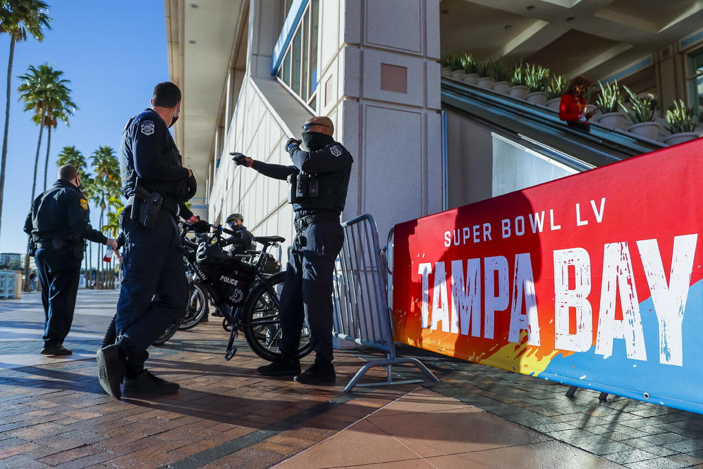 Durante toda la semana previa al 'Súper Domingo', personal policiaco vigila los alrededores del estadio Raymond James, sede del encuentro. (EFE)