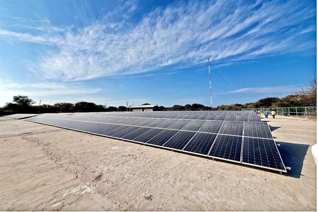 Los funcionarios realizaron un recorrido en el parque solar para verificar las denuncias.