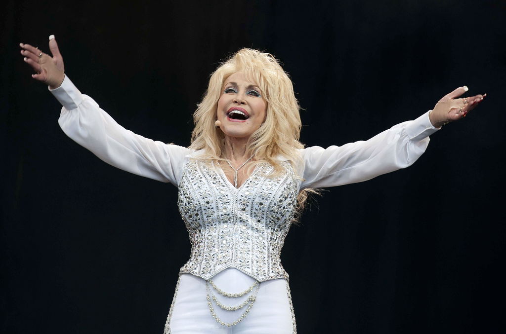 Dedicida. Dolly no recibirá la vacuna contra COVID-19 hasta que más personas se la hayan puesto.