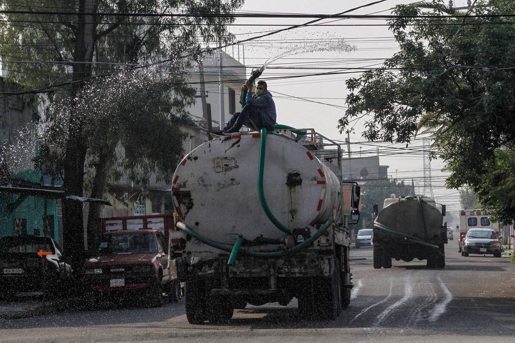 Una pipa de agua de 10 mil litros cuesta 948 pesos, pero puede llegar hasta los mil 859 pesos.