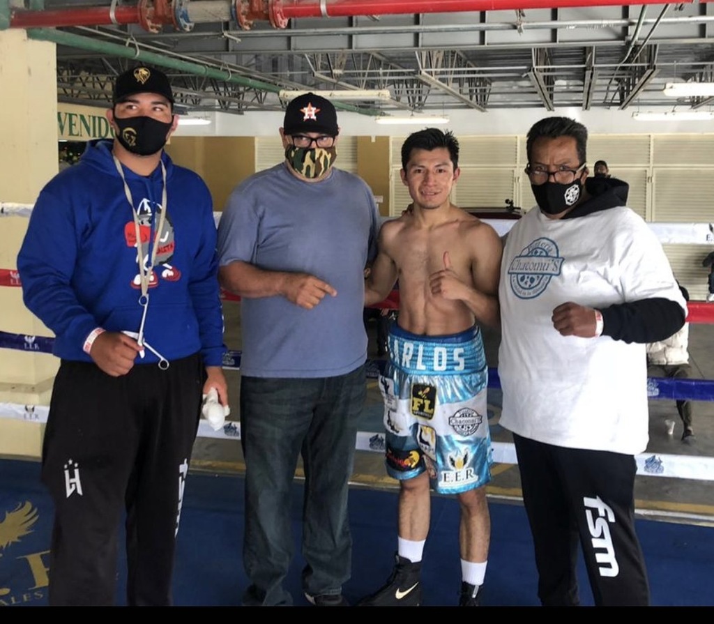 El boxeador de Chihuahua, cuenta con el gran apoyo de su entrenador Rodolfo 'Picos' Montes y su representante Vicente Ruiz. (ESPECIAL)