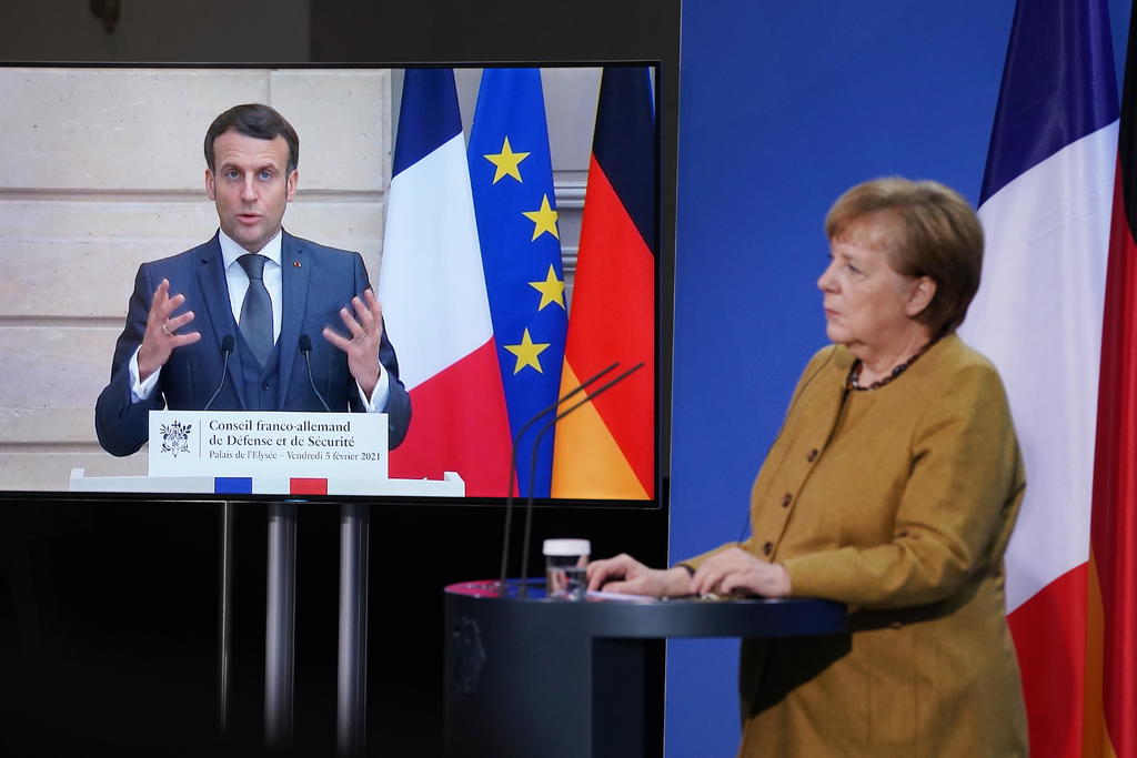 Emmanuel Macron y Ángela Merkel urgieron este viernes a aumentar la producción europea de vacunas contra la covid, especialmente contra las nuevas variantes del coronavirus, a pesar de que reconocieron que es un proceso complejo. (ARCHIVO) 

