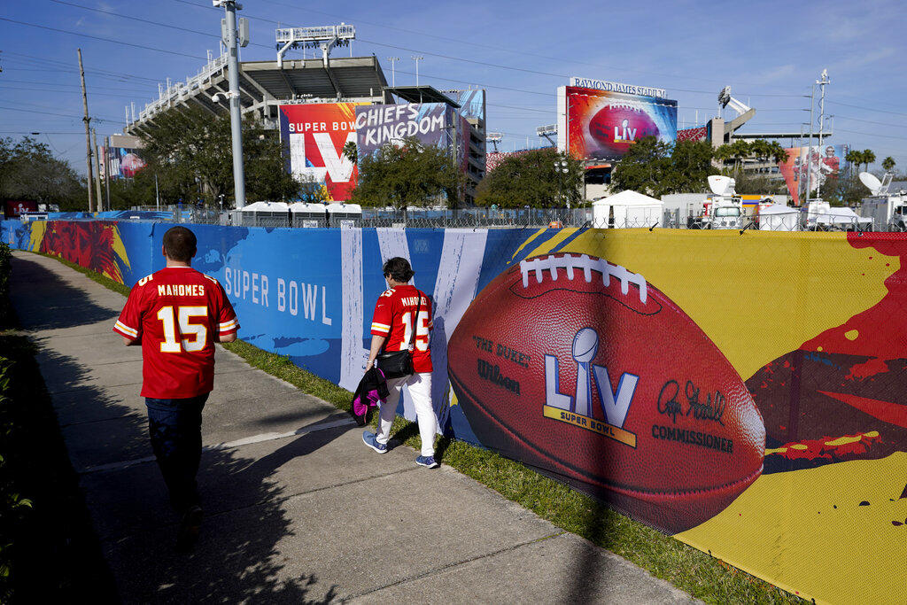  La NFL comunicó que permitieron el acceso a otras 2 mil 500 personas para el Super Bowl LV, a disputarse este domingo, para un total de 25 mil aficionados en el Raymond James Stadium. (ESPECIAL)