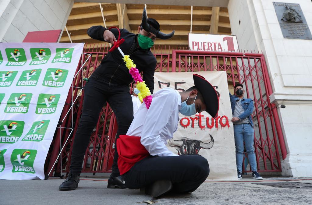 La protesta, organizada por el Partido Verde de la capital mexicana, incluyó algunos 'performance' a cargo de personas disfrazadas de toro y de torero con 'el objetivo de exigir que se elimine cualquier acto que vulnere la integridad y vida de los animales'.
(EFE)