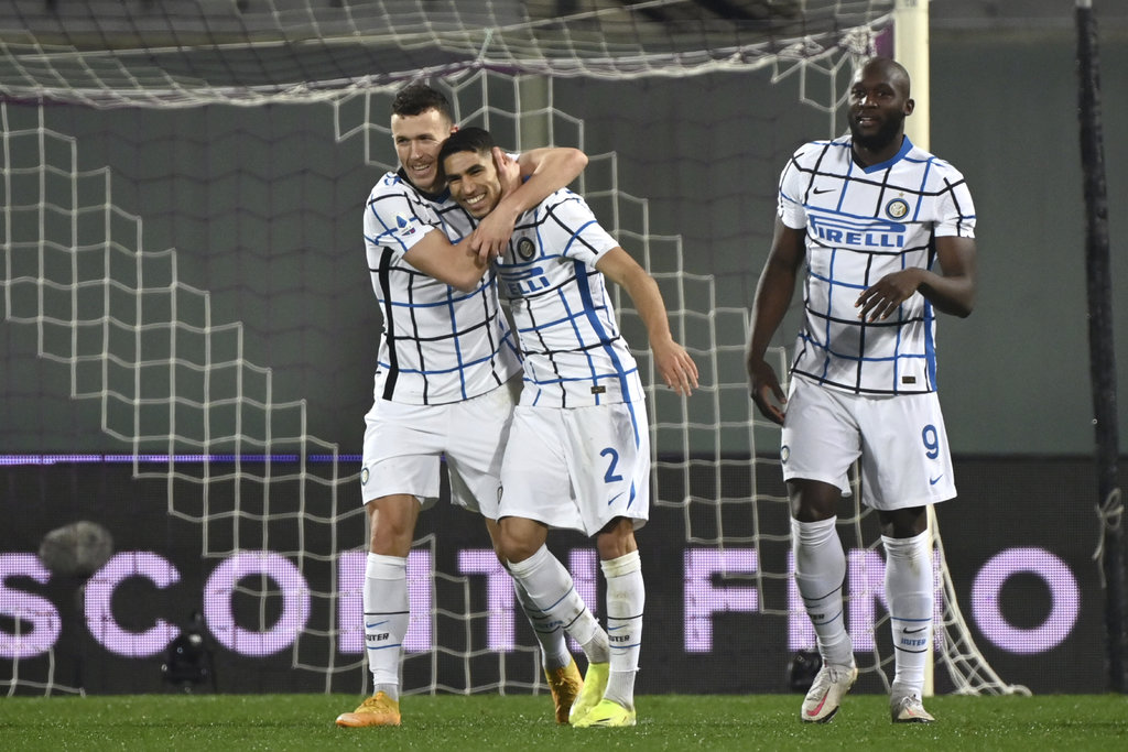 Inter le saca un punto al Milan, que mañana se mide al Crotone. (AP)