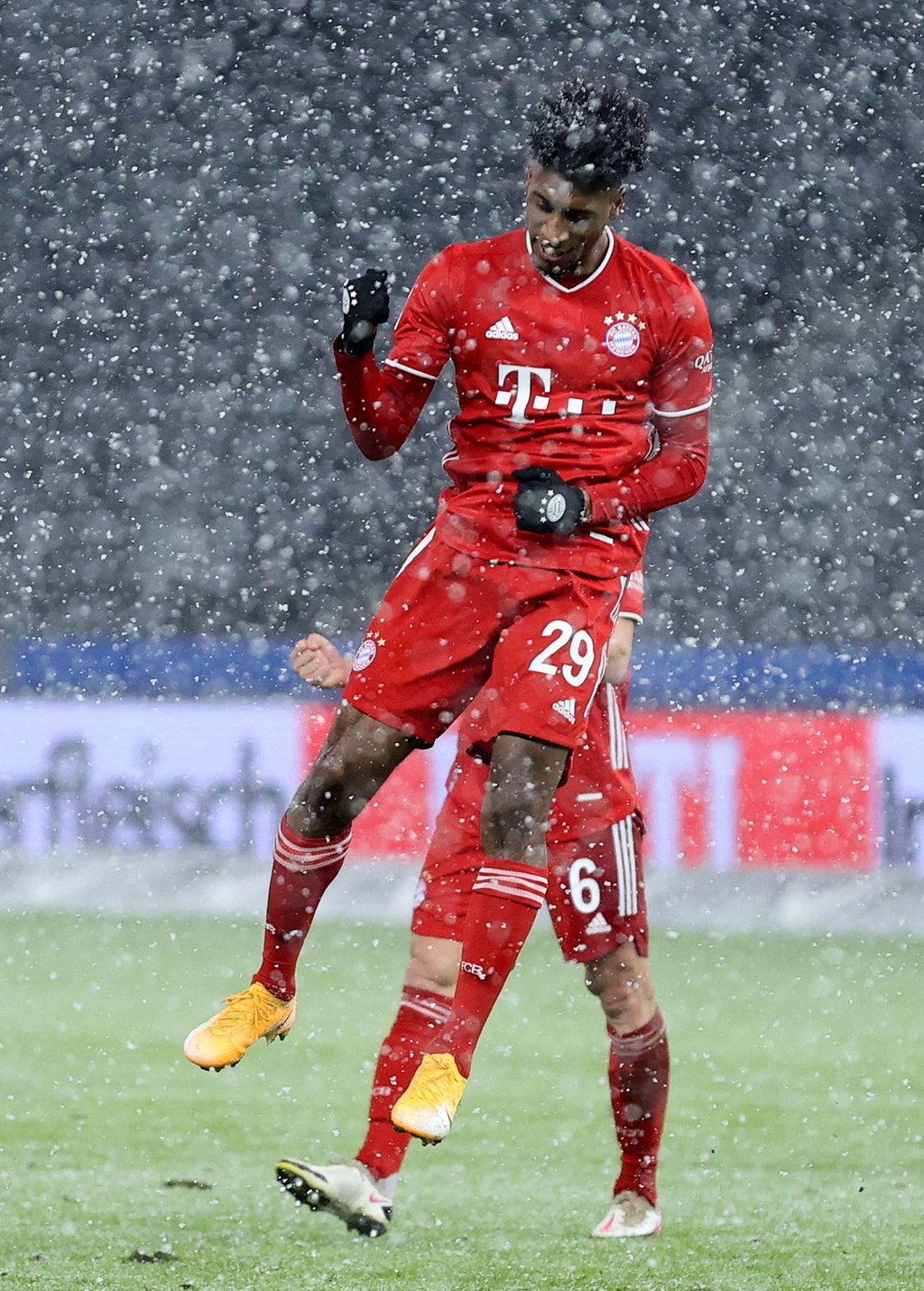 En medio de una nevada, Kingsley Coman celebra luego de marcar el único tanto del juego, en la victoria del Bayern sobre Hertha Berlín. (EFE)