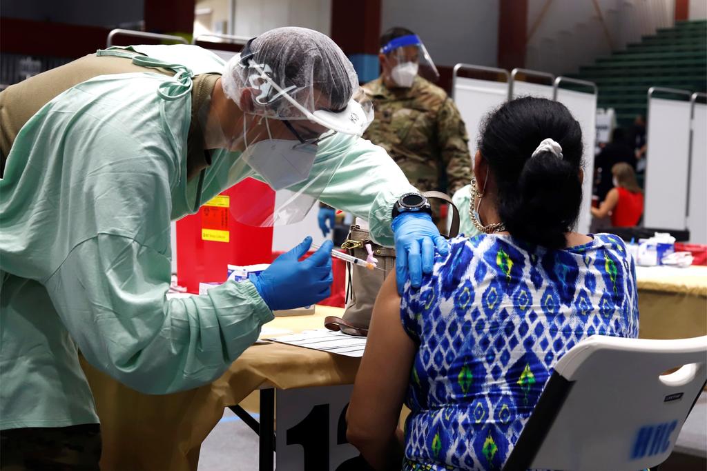 La clínica comunitaria Monseñor Romero inició este sábado su primera jornada de vacunación contra la COVID-19 para pacientes que residen en el centro y el este de Los Ángeles, una comunidad latina convertida en el epicentro de la pandemia a nivel nacional en las últimas semanas. (ARCHIVO)