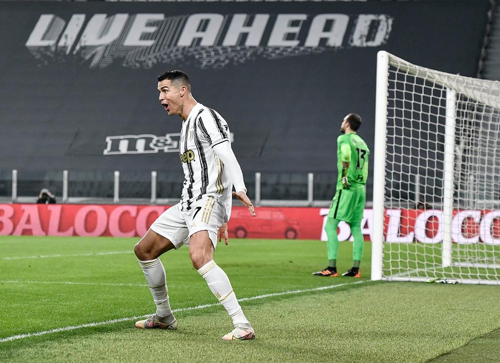 El astro portugués Cristiano Ronaldo celebró su cumpleaños ayudando a que la Juventus venciera el sábado 2-0 a la Roma en la Serie A italiana. (@JUVENTUSFC)