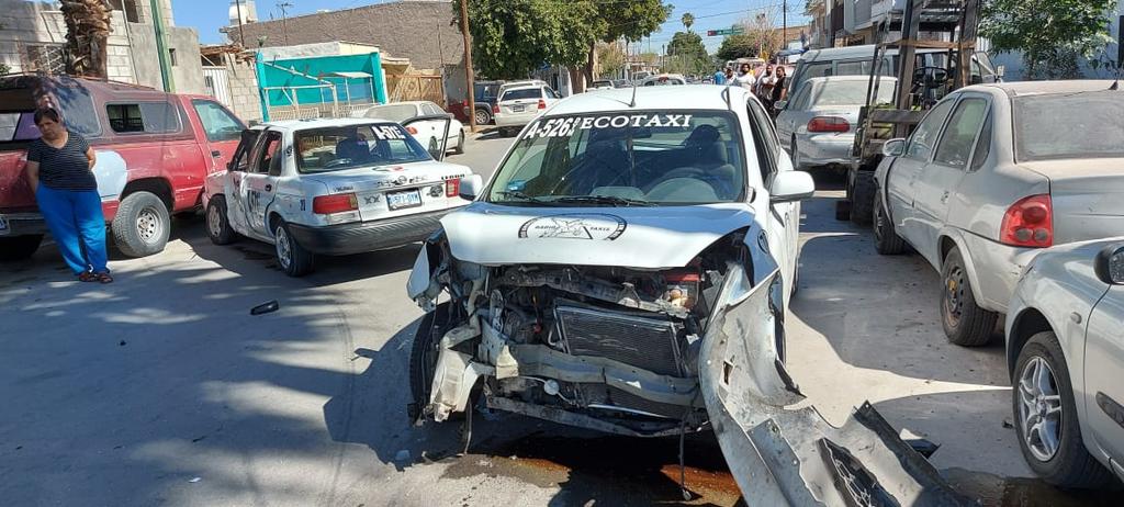 En el accidente participaron Víctor Hugo, de 54 años de edad, conductor de un vehículo de la marca Nissan, línea March, en color blanco y Juan Francisco, de 46 años de edad, conductor de un auto marca Nissan, línea Tsuru, en color blanco; ambos empleados como taxis. (ESPECIAL)
