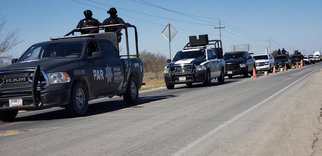 Autoridades de seguridad de los tres niveles de gobierno sumaron esfuerzos y mantienen operativos de vigilancia en las brechas y caminos de terracería de la región norte de Coahuila; particularmente en los límites con los estados de Nuevo León y Tamaulipas; acciones en las que se estima la participación de casi 500 elementos. (ESPECIAL)