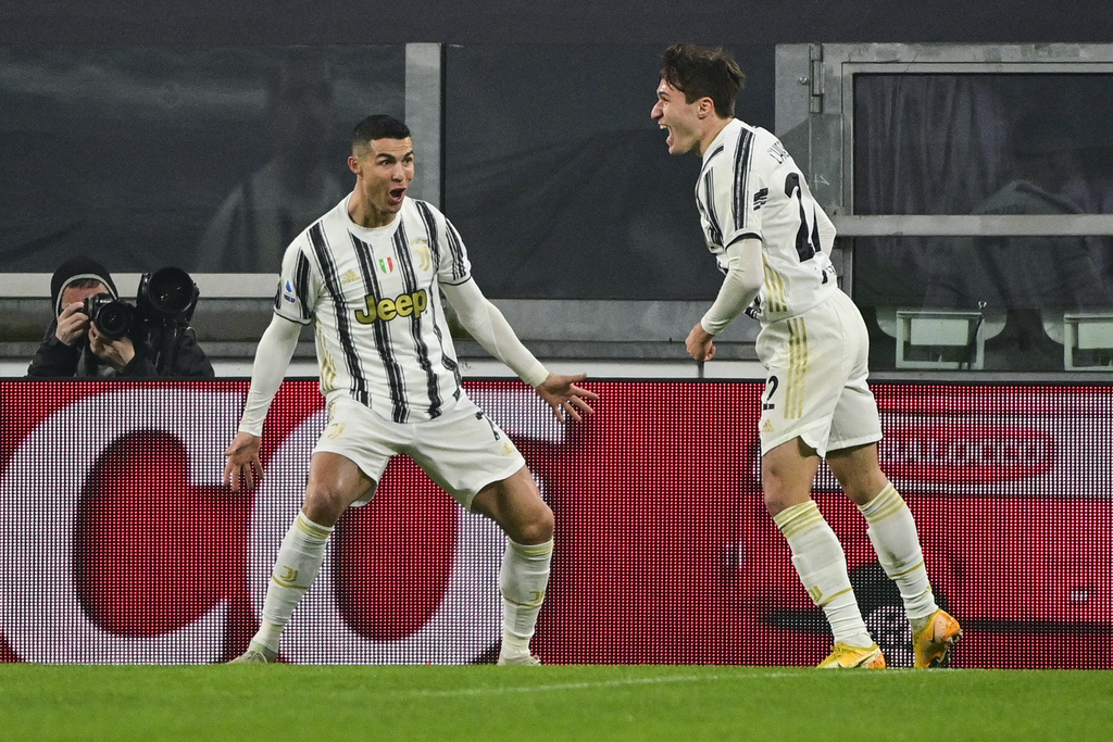 Cristiano Ronaldo (i) celebra tras marcar un tanto, en la victoria de la Juventus 2-0 sobre la Roma, en la Serie A.