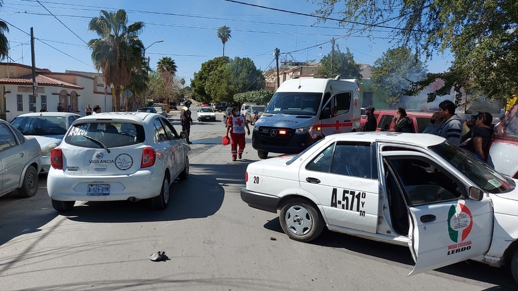 En el accidente estuvieron involucrados dos taxis, quienes circulaban a toda velocidad en el sector Centro de Gómez Palacio. (EL SIGLO DE TORREÓN)