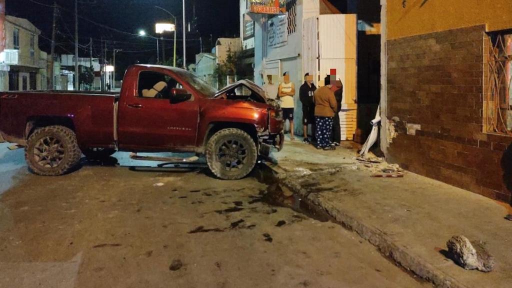 La camioneta se impactó contra dos fincas en la colonia Constancia de Torreón. (EL SIGLO DE TORREÓN)