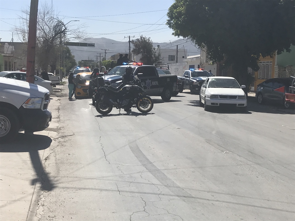 En el cruce de la calle Francisco I. Madero y avenida Zacatecas en el Centro una patrulla de la DSPM le cerró el paso al taxi. (EL SIGLO DE TORREÓN)
