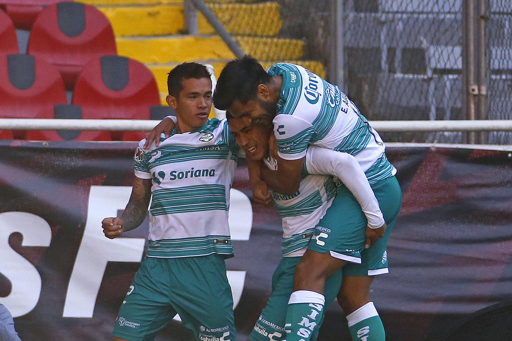 Omar Campos (c) marcó su primer tanto en Primera División.